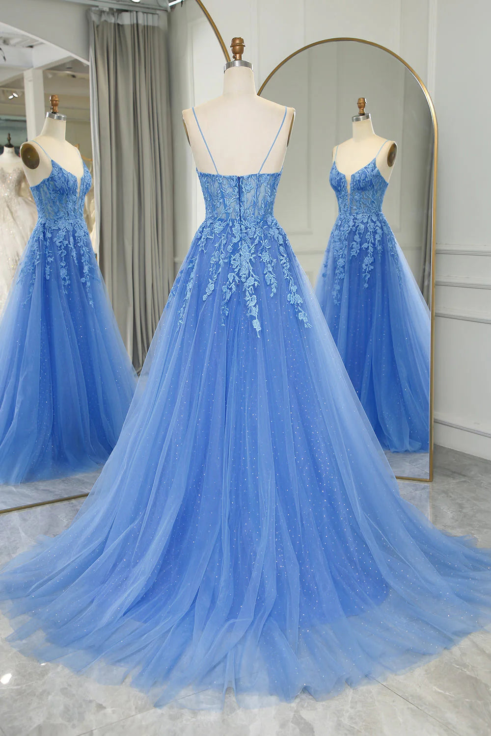 Robe de bal longue bleue en tulle à bretelles spaghetti et appliques